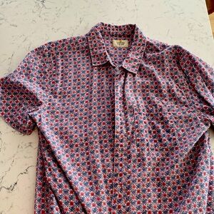 Marine layer short sleeve button down. Red/pink with floral pattern. Size medium